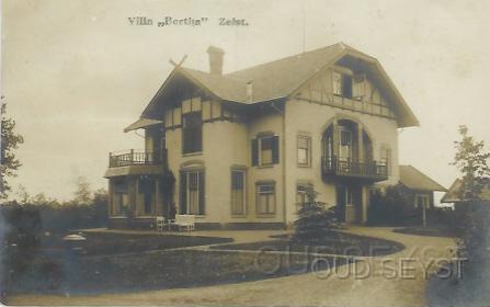 Verl. Slotln-1912-001.jpg - Dit is een afbeelding van villa “Bertha” welke stond op de hoek Verlengde Slotlaan, Lindenlaan. Het pand moest wijken voor huize “Pasadena” wat in 1921 werd gebouwd voor de toenmalige burgermeester van Zeist. Dit pand is op 24 april 1954 door brand verwoest. Tegenwoordig staat er op deze lokatie een flatgebouw wat dezelfde naam draagt (“Pasadena”). Foto gemaakt in 1912.